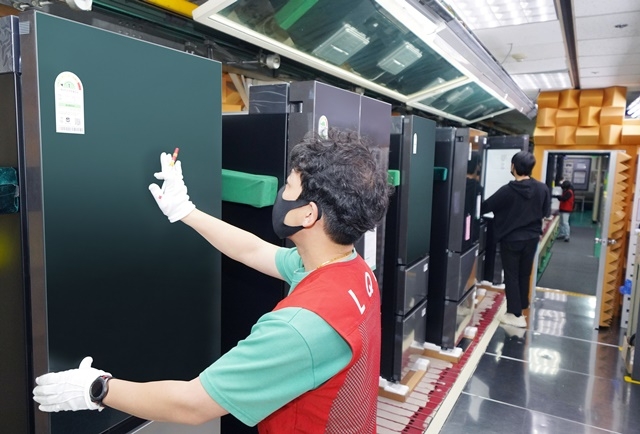 LG전자 직원들이 25일 경남 창원시에 있는 김치냉장고 생산라인에서 ‘디오스 김치톡톡 오브제컬렉션’의 외관, 기능, 소음 등을 검사하고 있다. /사진=LG전자