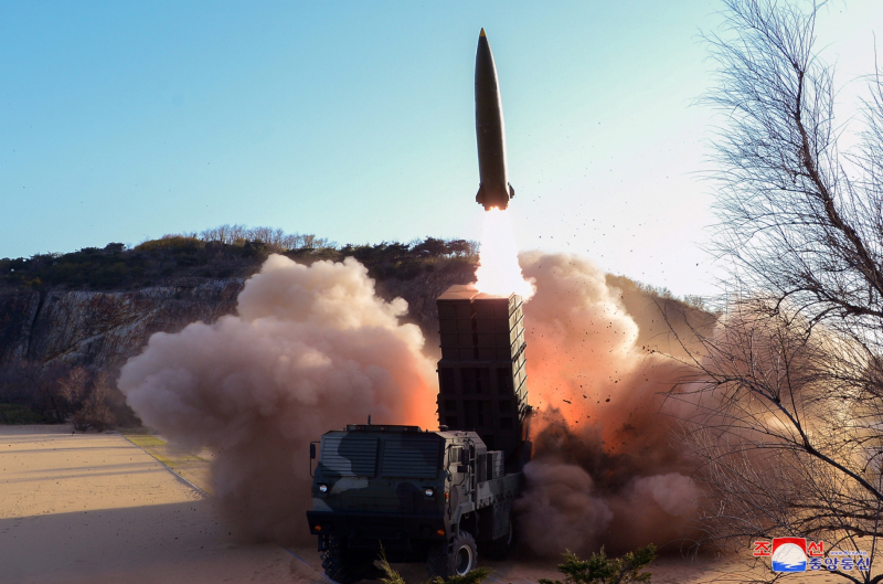 북한 김정은 국무위원장이 '신형 전술유도무기' 시험발사를 참관했다고 조선중앙통신이 17일 보도했다. / 사진=조선중앙통신·연합뉴스
