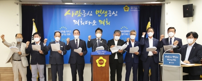 15일 경기도의회 브리핑룸에서 경기도의회 문화체육관광위원들과 경기도 및 경기도체육회 관계자들이 ‘일본 올림픽 조직위원회의 독도표기를 즉각 철폐할 것을 요구하는 성명서를 발표하고 있다.(사진=경기도의회)