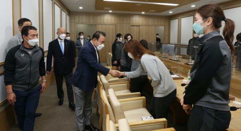 윤홍근 회장과 국가대표 선수들이 인사를 나누고 있다/bbq제공