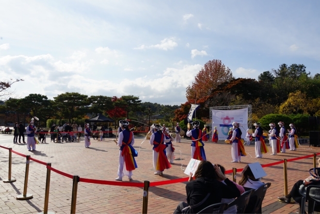 7일 강릉 오죽헌에서 열린 2021년 대한민국농악축제 흥 잔치에서 평택농악보존회 회원들이 공연을 펼치고 있다.(사진=평택농악보존회)