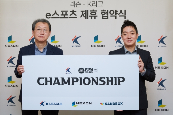 조연상 한국프로축구연맹 사무총장(왼쪽)과 박정무 넥슨 그룹장이 협약을 체결한 후 기념 촬영을 하고 있다. /사진=넥슨