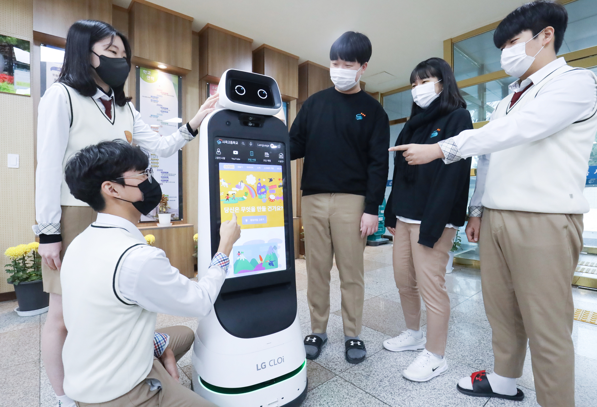 LG전자, ‘LG 클로이 로봇’ 첫 학교 공급…“디지털 교육 활용”