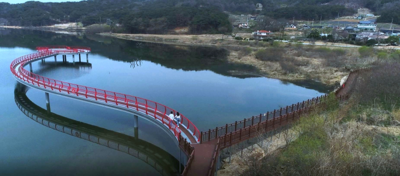 영광군이 불갑저수지 일대에 조성한 산책로. 사진=영광군