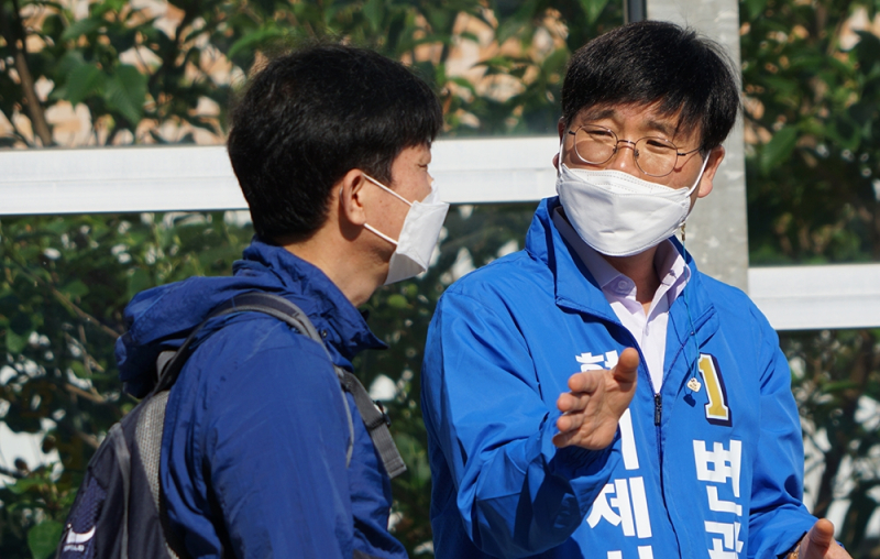 변광용 거제시장 후보(사진 오른쪽)가 17일 거제시 상동동 한 초등학교 주변 교통사고 현장을 찾아 입주민 대표와 안전사고와 교통체계 개선방안에 대해 얘기를 나누고 있다. [사진=변광용 캠프]