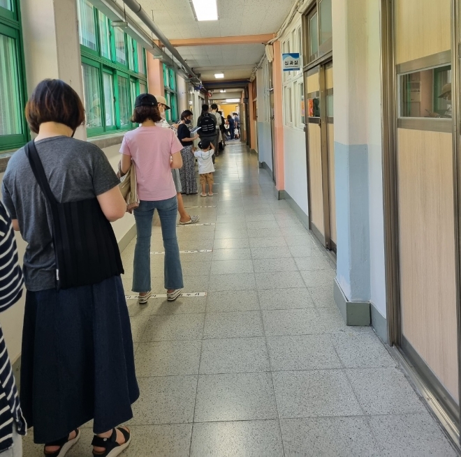 전국 지방선거 투표가 실시된 1일 서울 은평구 은평초등학교에 마련된 투표소에서 유권자들이 줄을 서 순서를 기다리고 있다./스마트에프엔