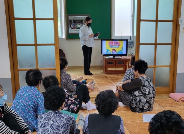 강진군보건소가 지난 13일부터 관내 마을회관과 복지회관을 순회하며 여름철 온열질환 예방교육을 실시하고 있다. 사진=강진군