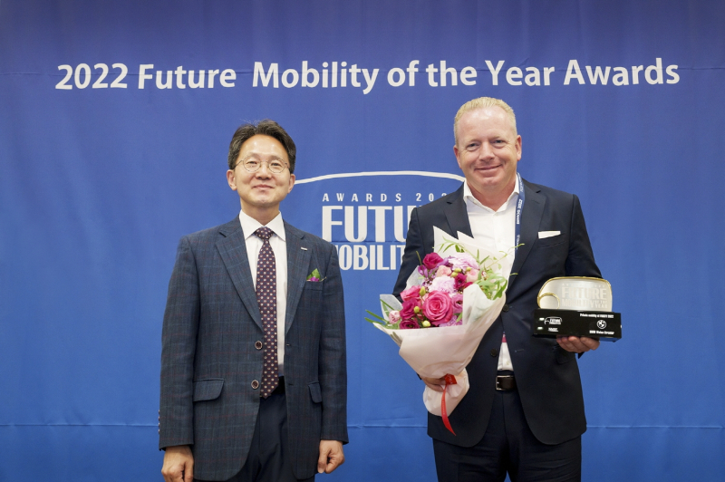 장-필립 파랑 BMW 그룹 수석 부사장(오른쪽)과 김보원 카이스트 부총장이 기념 촬영을 하고 있다. /사진=BMW코리아 