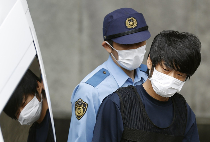 아베 신조 전 일본 총리에게 총을 쏴 숨지게 한 야마가미 데쓰야가 지난 10일 오전 일본 나라 서부경찰서에서 검찰로 송치되고 있다. /사진=연합뉴스
