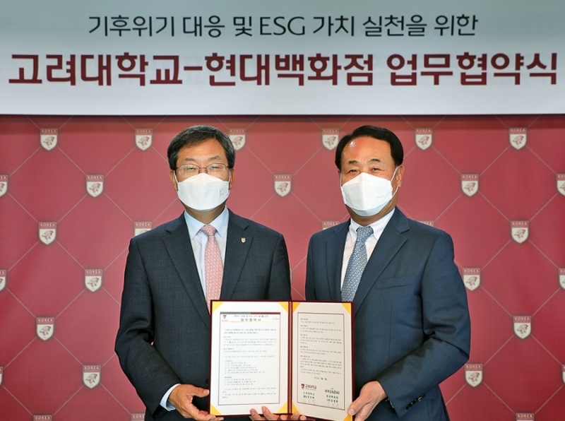 18일 오전, 서울 성북구 고려대학교 백주년기념관에서 김형종 현대백화점 사장(오른쪽)과 정진택 고려대학교 총장(왼쪽)이 업무협약 체결 후 기념촬영을 하고 있다./ 사진=현대백화점