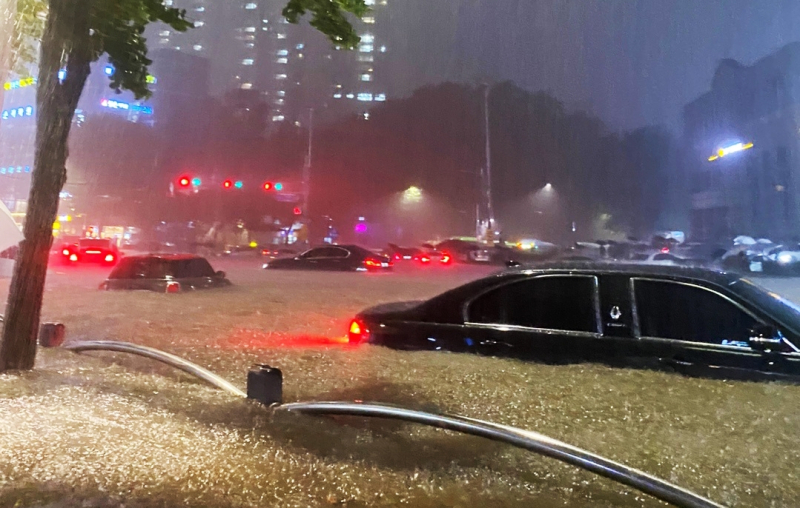 서울에 집중호우가 내린 8일 밤 서울 대치역 인근 도로가 침수. 차량이 물에 잠겨 있다. /사진=연합뉴스