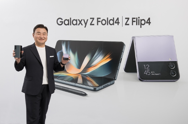 10일(한국시간) 온라인으로 진행된 '삼성 갤럭시 언팩 2022에서 노태문 삼성전자 MX사업부장(사장)이 차세대 폴더블 스마트폰 '갤럭시 Z 플립4'와 '갤럭시 Z 폴드4'를 소개하고 있다. /사진=삼성전자