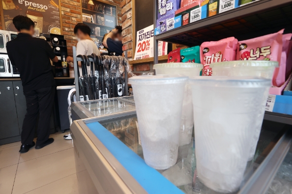 폭염주의보가 발효되면서 한 편의점에서 시민들이 더위를 식힐 얼음컵을 구매하고 있다. /사진=연합뉴스