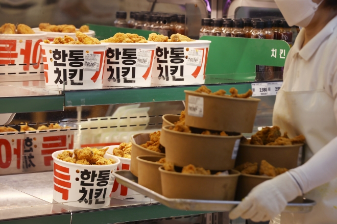 저렴한 대형마트 치킨이 인기를 끌고 있는 지난 10일 서울 시내 한 대형마트에서 직원이 치킨을 진열하고 있다. /사진=연합뉴스