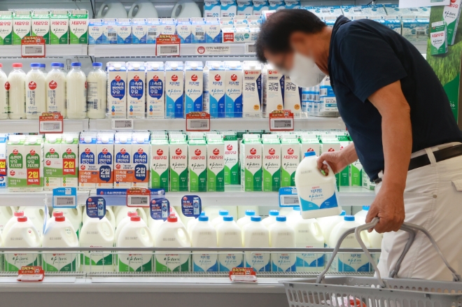 18일 서울 시내 한 대형마트에서 시민이 우유를 구매하고 있다. 농림축산식품부는 원유 구매 가격을 사실상 기습 인상한 서울우유에 대해 