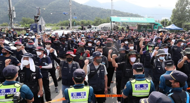 민주노총 공공운수노조 화물연대가 지난 4일 강원 홍천군 하이트진로 강원공장 입구에서 농성을 이어가고 있다. /사진=연합뉴스