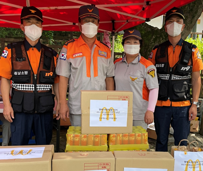 한국맥도날드가 기록적인 폭우로 인한 실종자 수색에 총력을 기울이고 있는 경기, 강원, 충남 지역 현장에 ‘행복의 버거’를 전달했다고 22일 밝혔다./사진=한국맥도날드