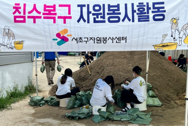 BBQ의 대학생 봉사단 올리버스 단원들이 반포 종합운동장에서 수해 복구 봉사활동을 진행하고 있다./사진=제너시스BBQ