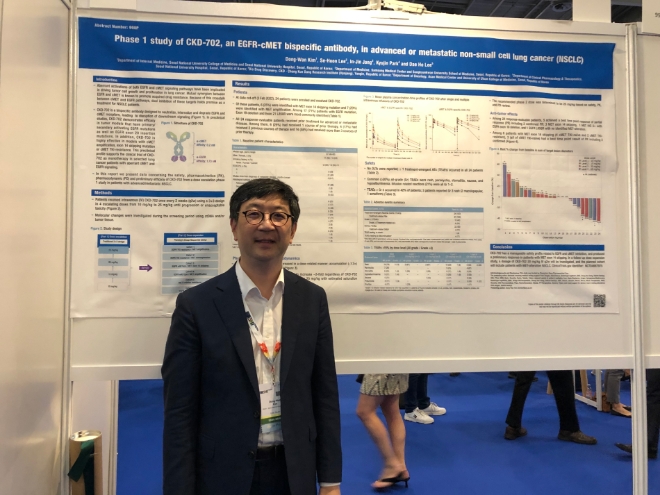 지난 9일부터 13일까지 프랑스 파리에서 열린 유럽종앙학회에서 연구결과를 발표한 김동완 서울대학교병원 종양내과 교수 /사진