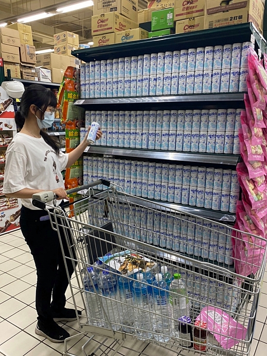 롯데칠성음료의 밀키스 대만 PX마트 화싱점에서 한 시민이 밀키스를 구매하고 있다./사진=롯데칠성음료