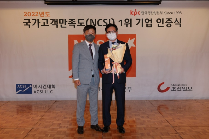 박윤기 롯데칠성음료 대표이사(오른쪽)가 국가고객만족도 1위 기업 시상식에서 시상을 하고 있다.