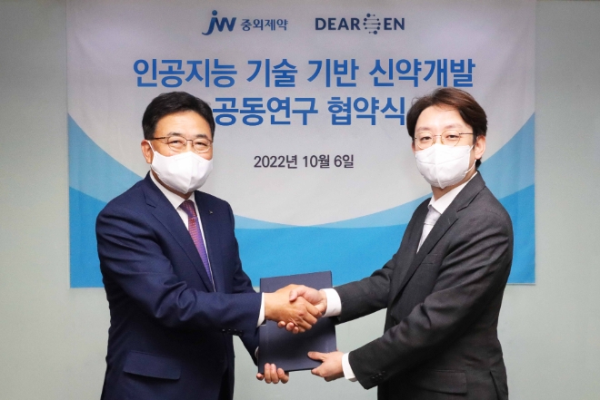 신영섭 JW중외제약 대표이사(왼쪽)와 강길수 디어젠 대표이사가 6일 동동연구 협약식에서 기념촬영을 하고 있다. /사진=JW중외제약