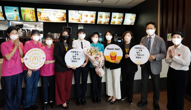 ] 한국맥도날드는 ‘창립자의 날(Founder’s Day)’을 맞아 김기원 대표이사를 비롯한 본사 임원들이 매장을 방문해 매장 직원들에게 감사의 마음을 전달했다고 밝혔다./사진=한국맥도날드