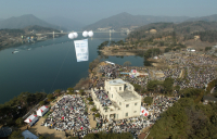 신천지예수교회 ‘창립 40주년 기념식'…3만여명 운집에도 ‘질서정연’
